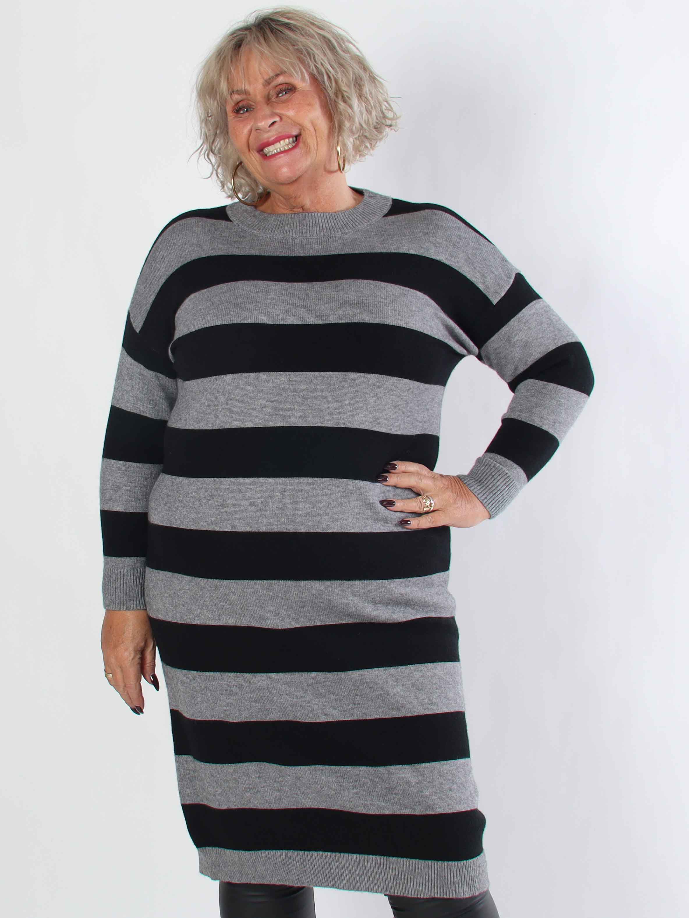 Alvilda - Lang blød plus size strikkjole med striber